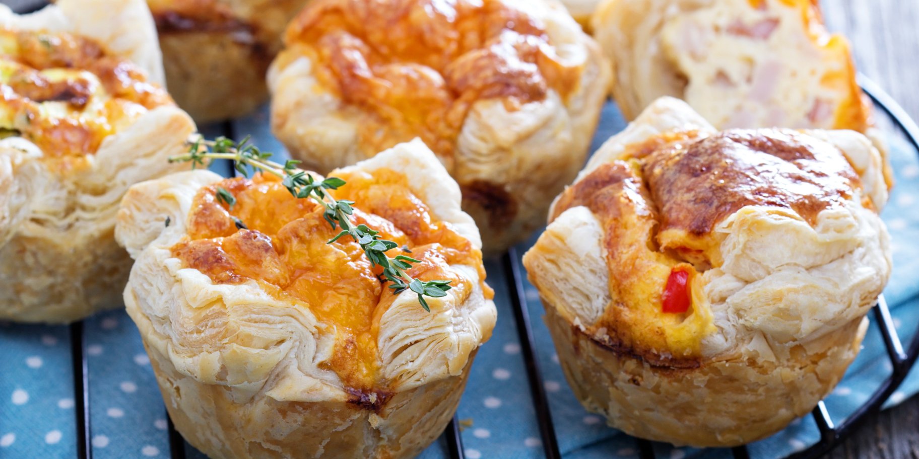 Корзинки из слоеного теста с ветчиной