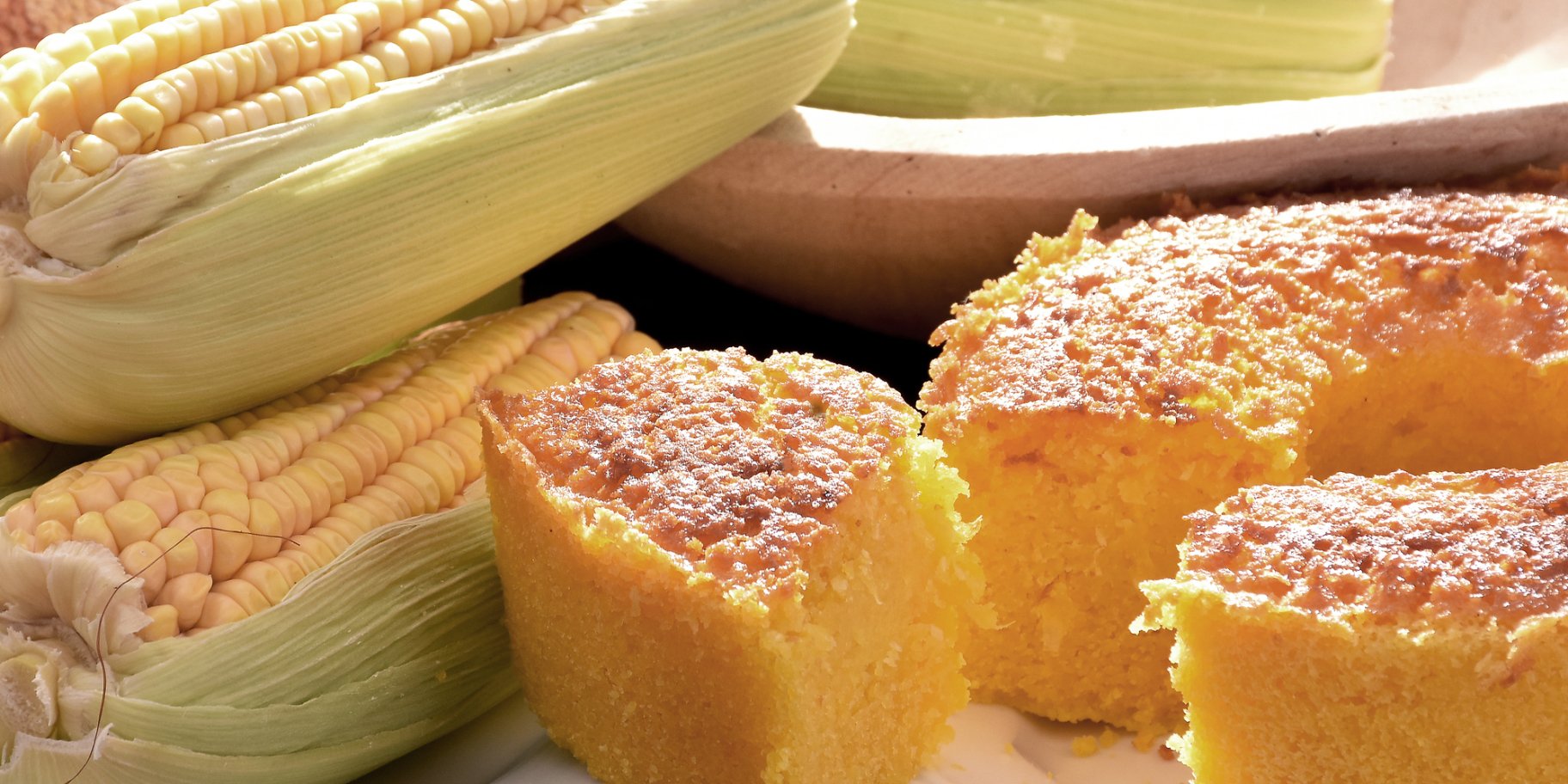 Кукурудзяний пиріг тна світлому фоні