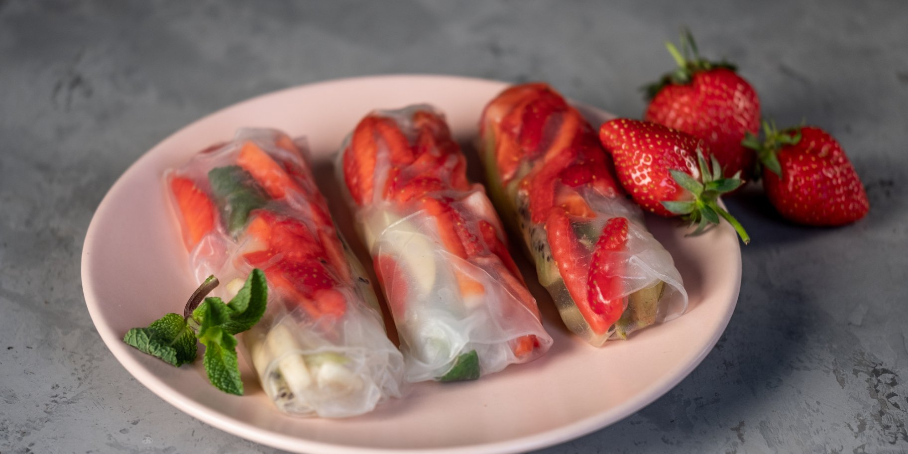 Спринг-роллы с клубникой и яблоком