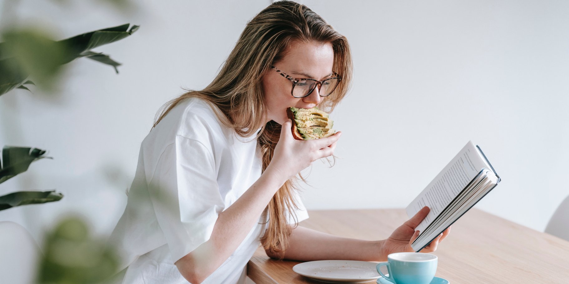 Женщина ест тост