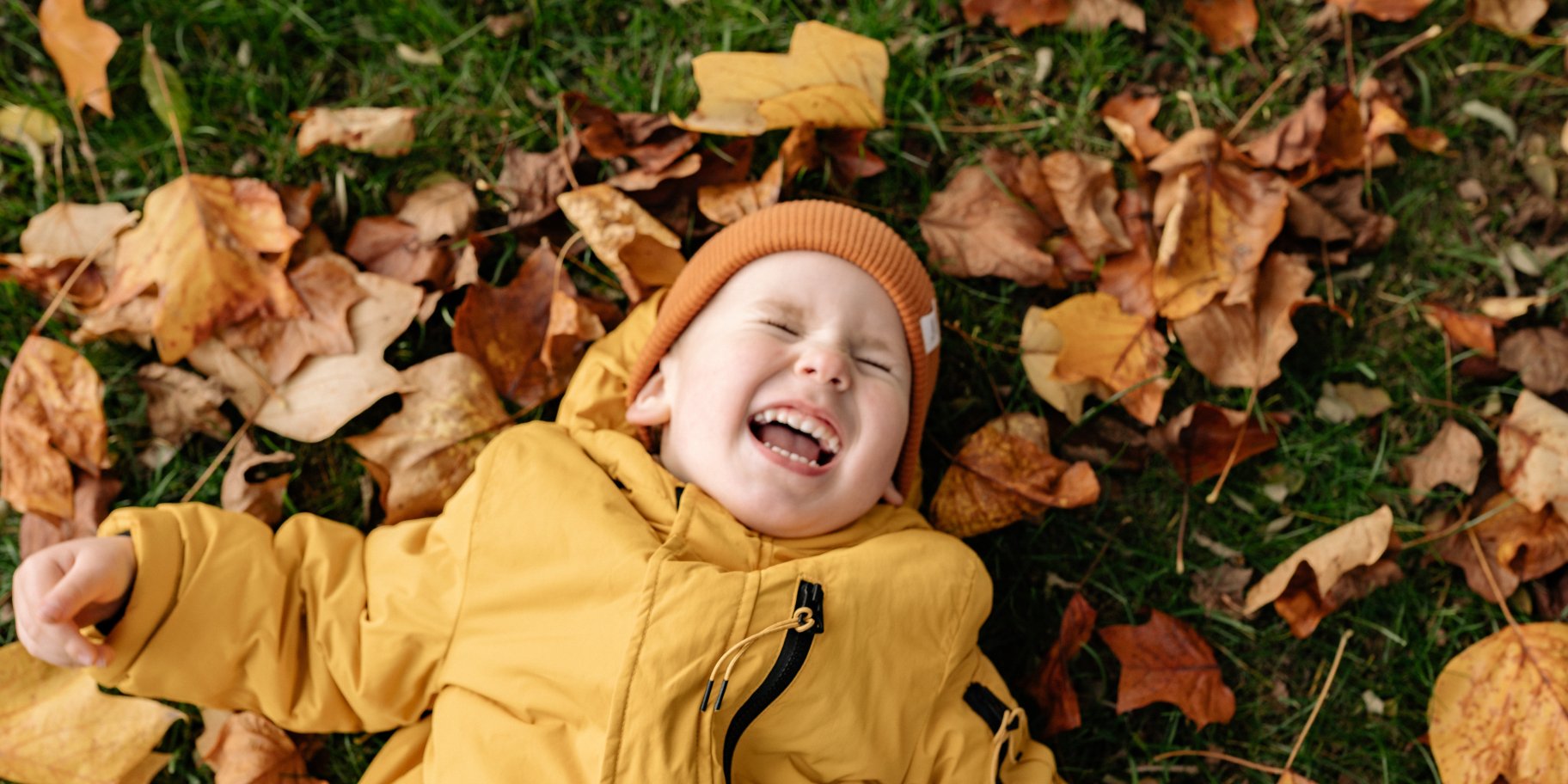 Дитина на пожовклому листі