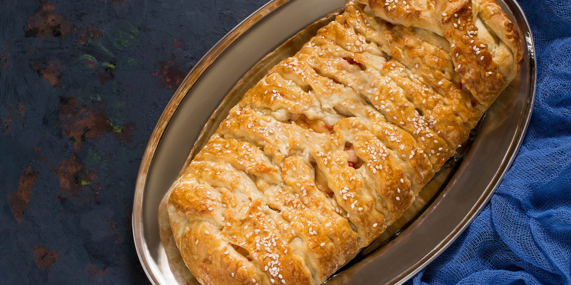 Швидкий пиріг з куркою, сиром і шпинатом із готового тіста