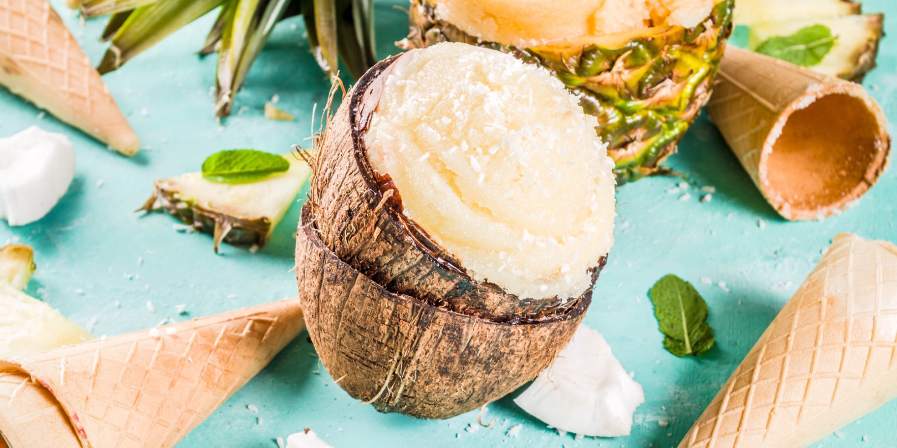 Сорбет в кокосовій скарлупі