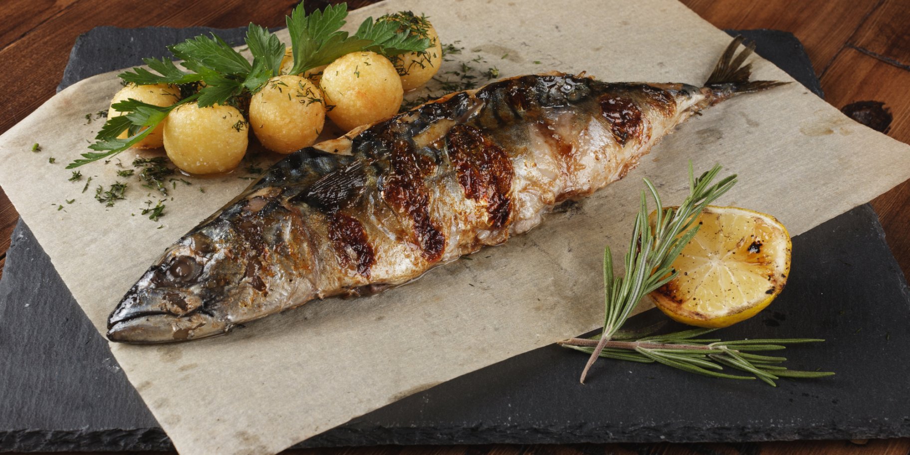 Смажена в сковороді скумбрія