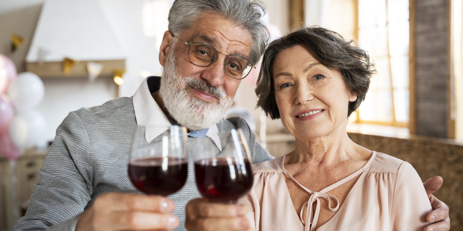 Літня пара з вином