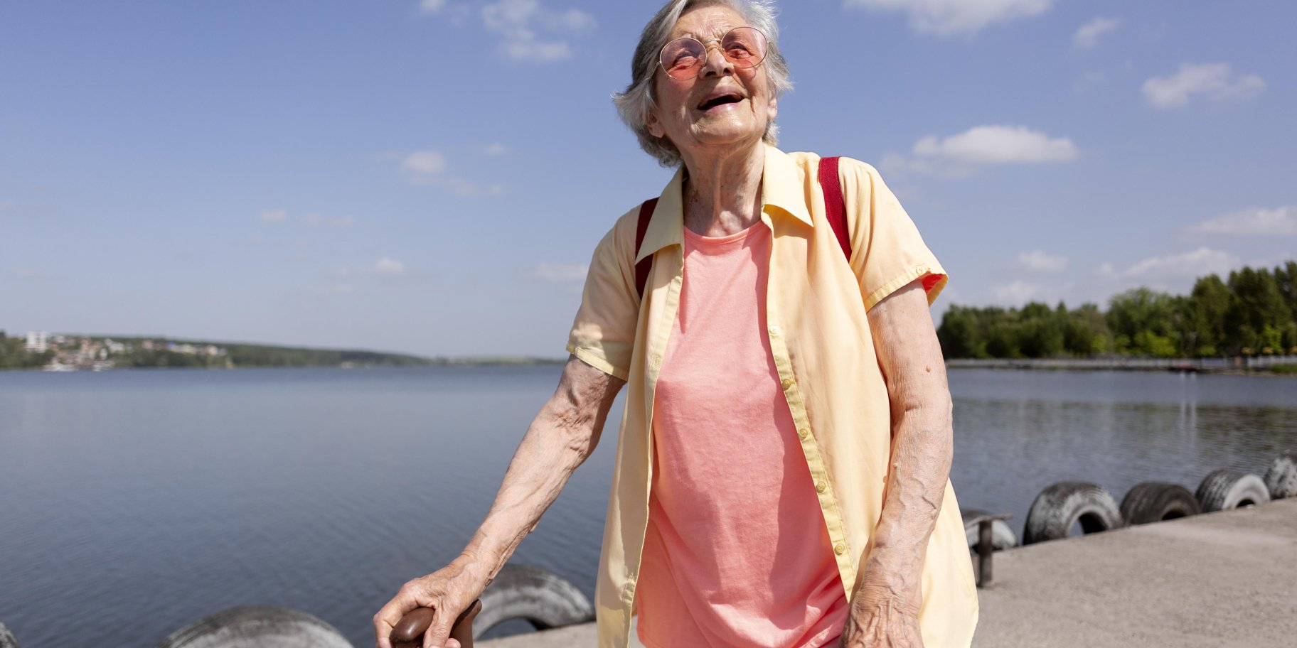 Літня жінка на прогулянці