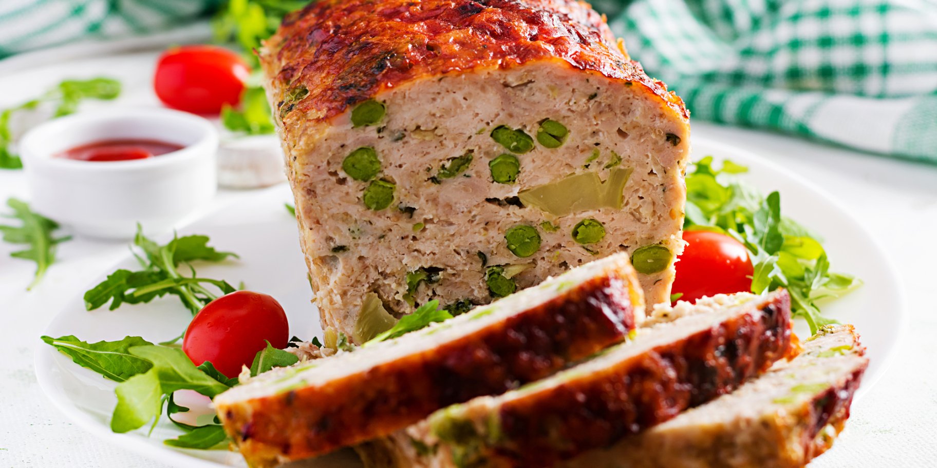 М’ясний хліб із броколі та горошком