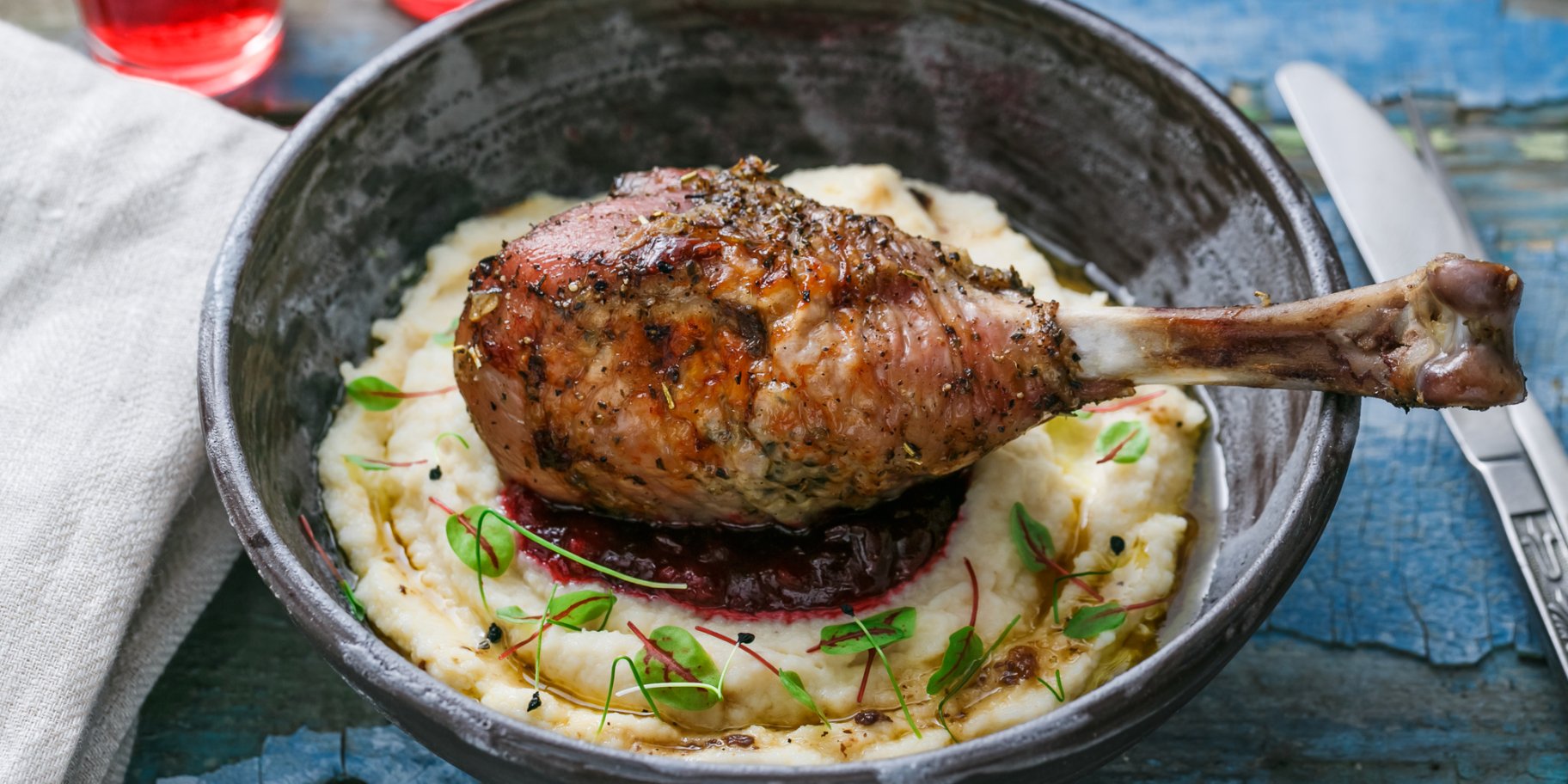 Гусячі гомілки з сочевицею та яблуками