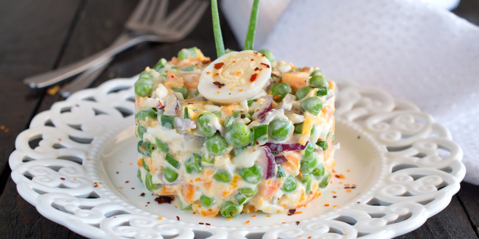 Салат з яйцями, зеленим горошком. сиром