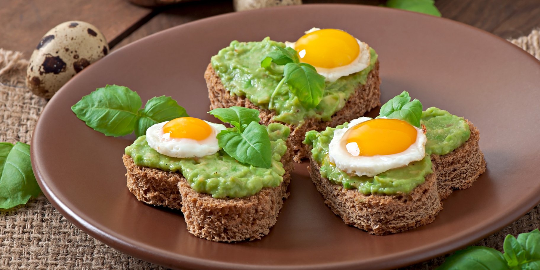 Тосты с авокадо и яичницей