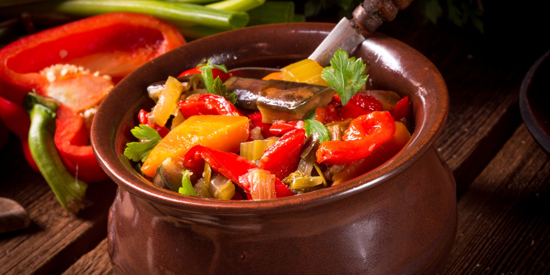 Баклажани в горщику з овочами