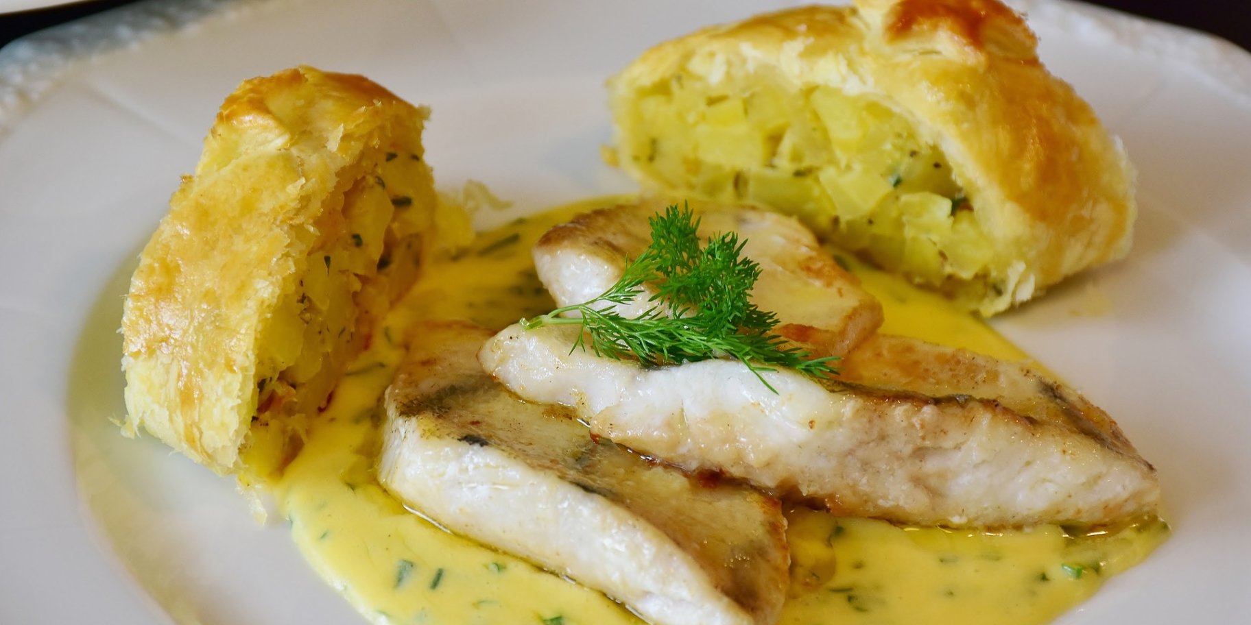 Судак под сметанным соусом