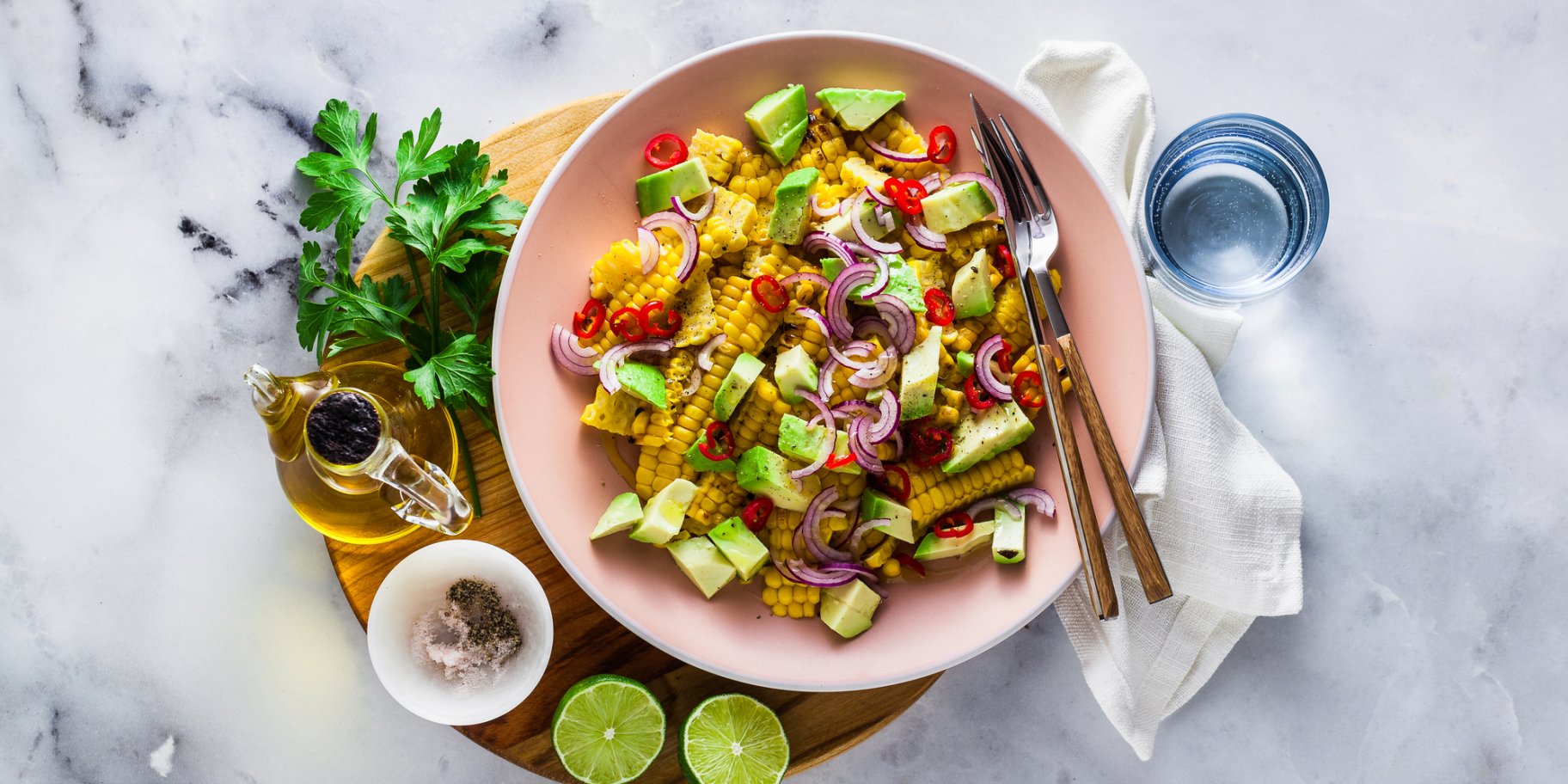 Салат с кукурузой на гриле и авокадо