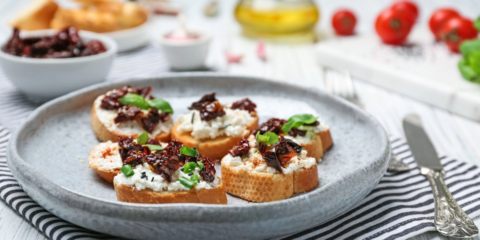 Тост з рикотою та в’яленими помідорами