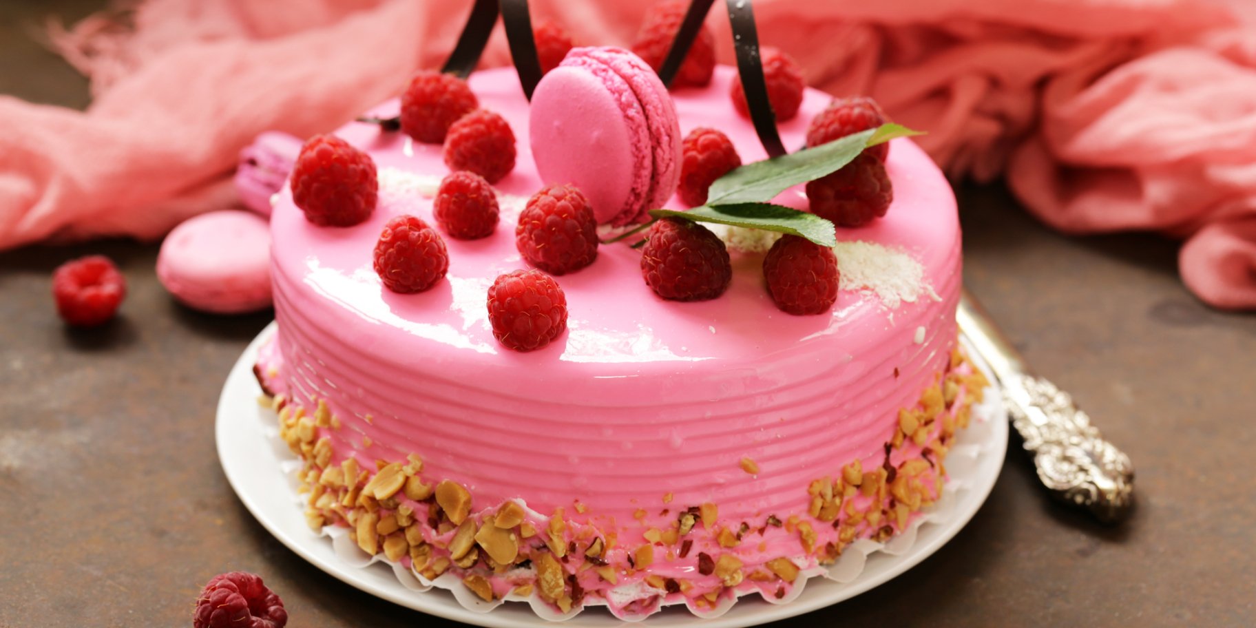 Розовый малиновый торт