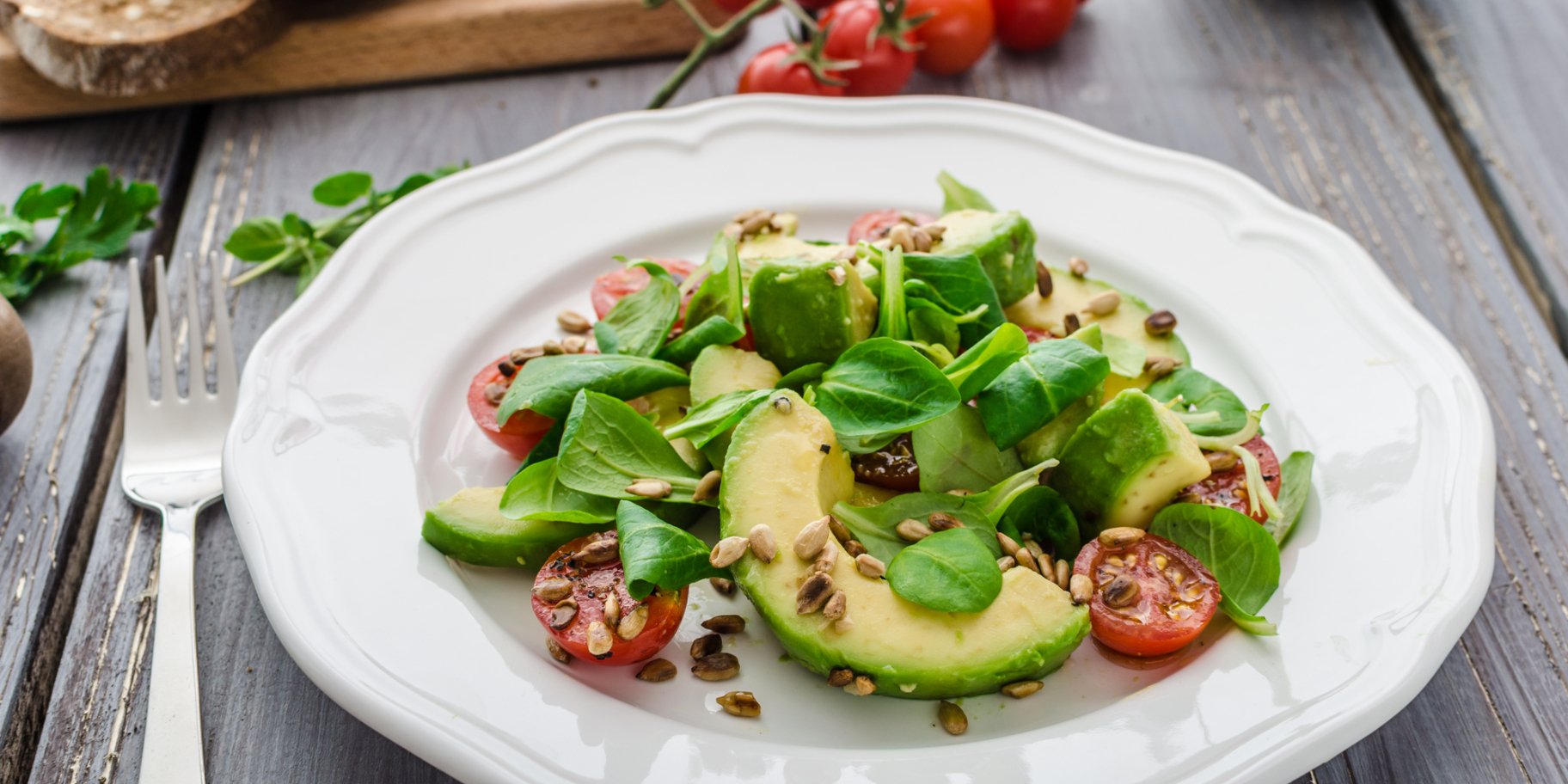 Салат з огірків, чері та авокадо
