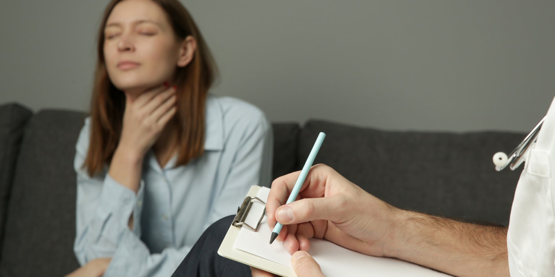 Дівчина скаржиться на ком в горлі