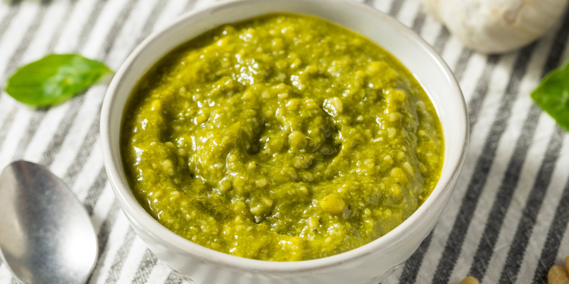 Песто с зелеными редисами