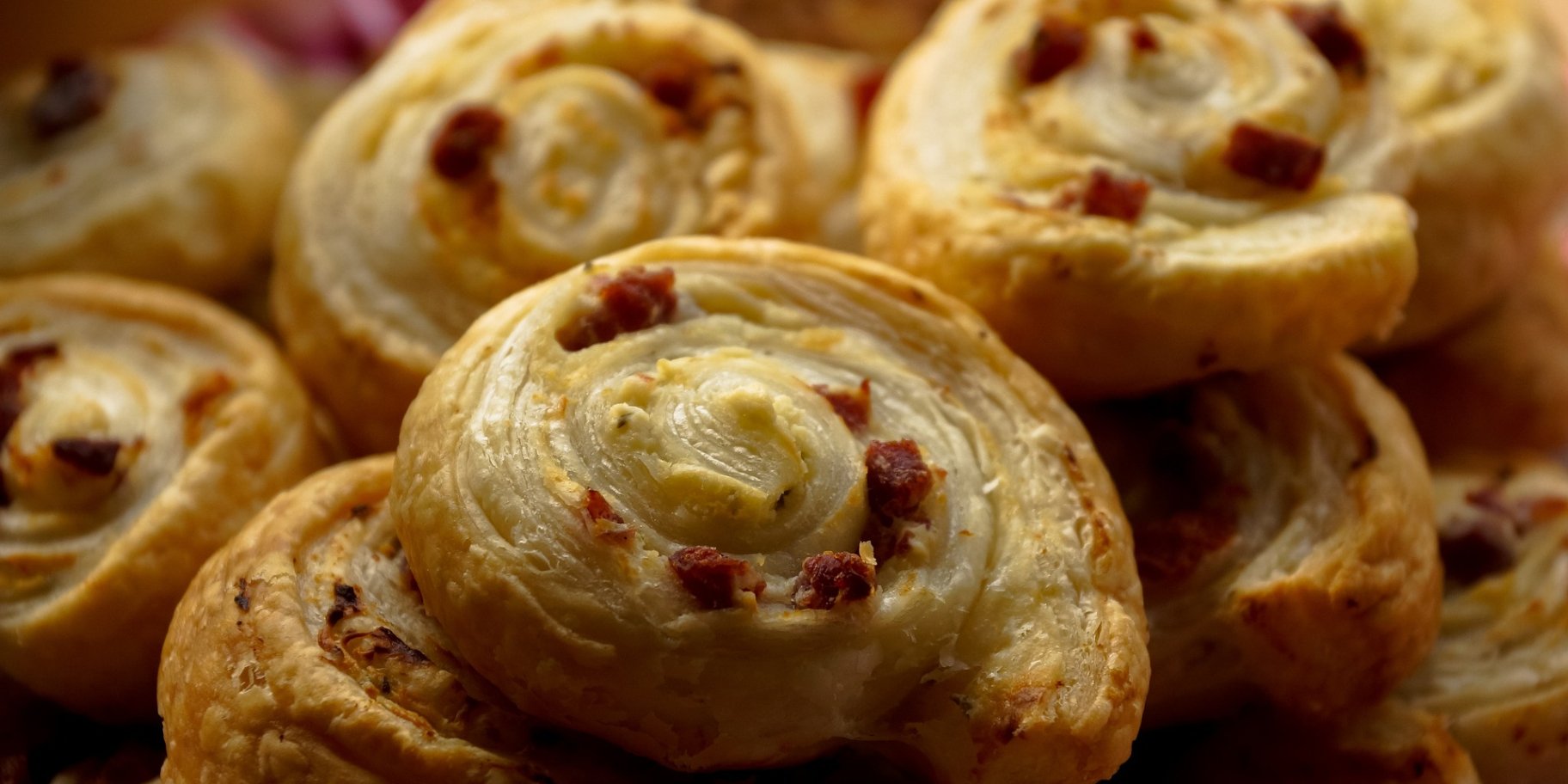 Рулетики из слоеного теста с ветчиной и сыром