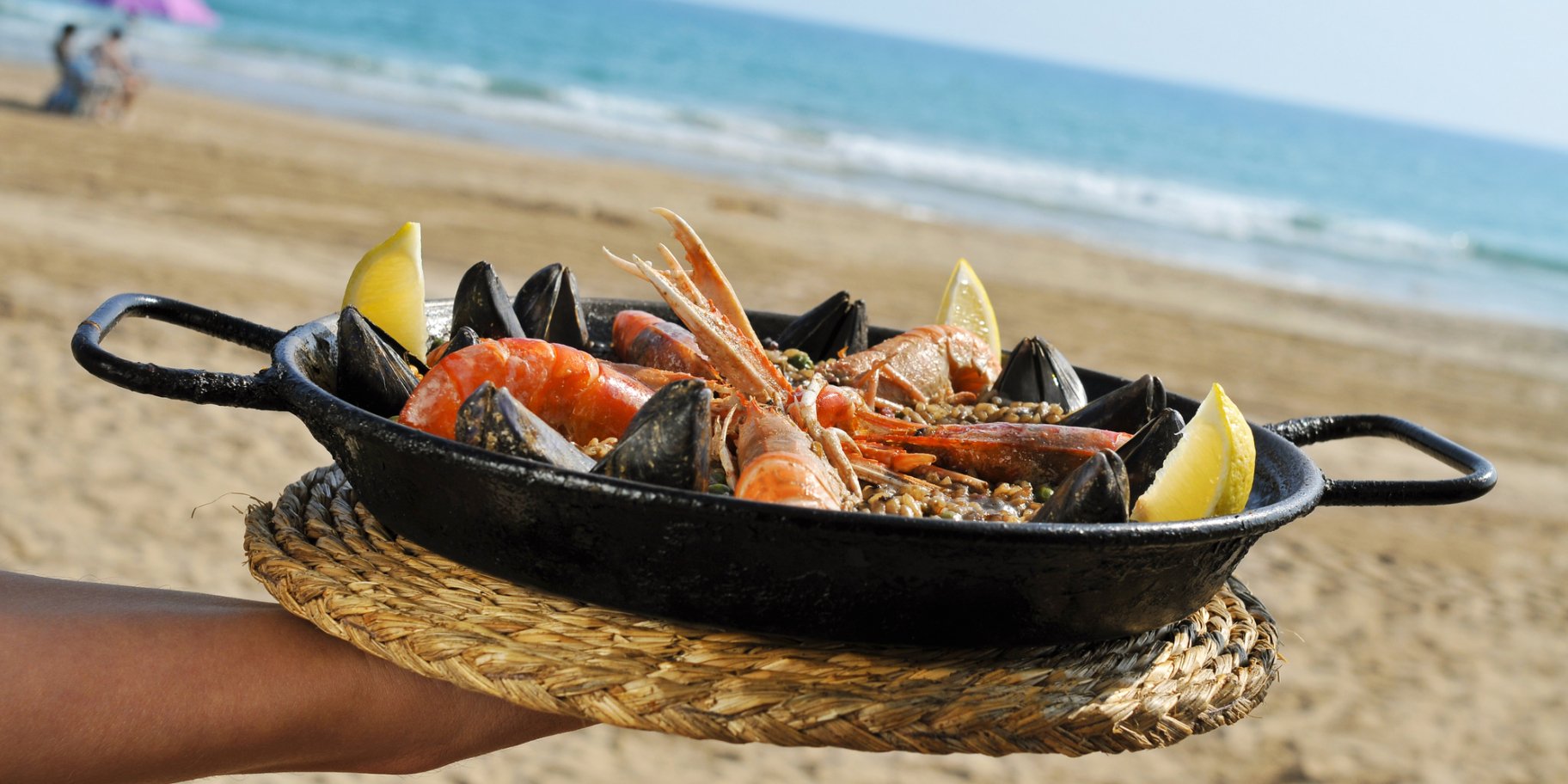 паелья на березі моря