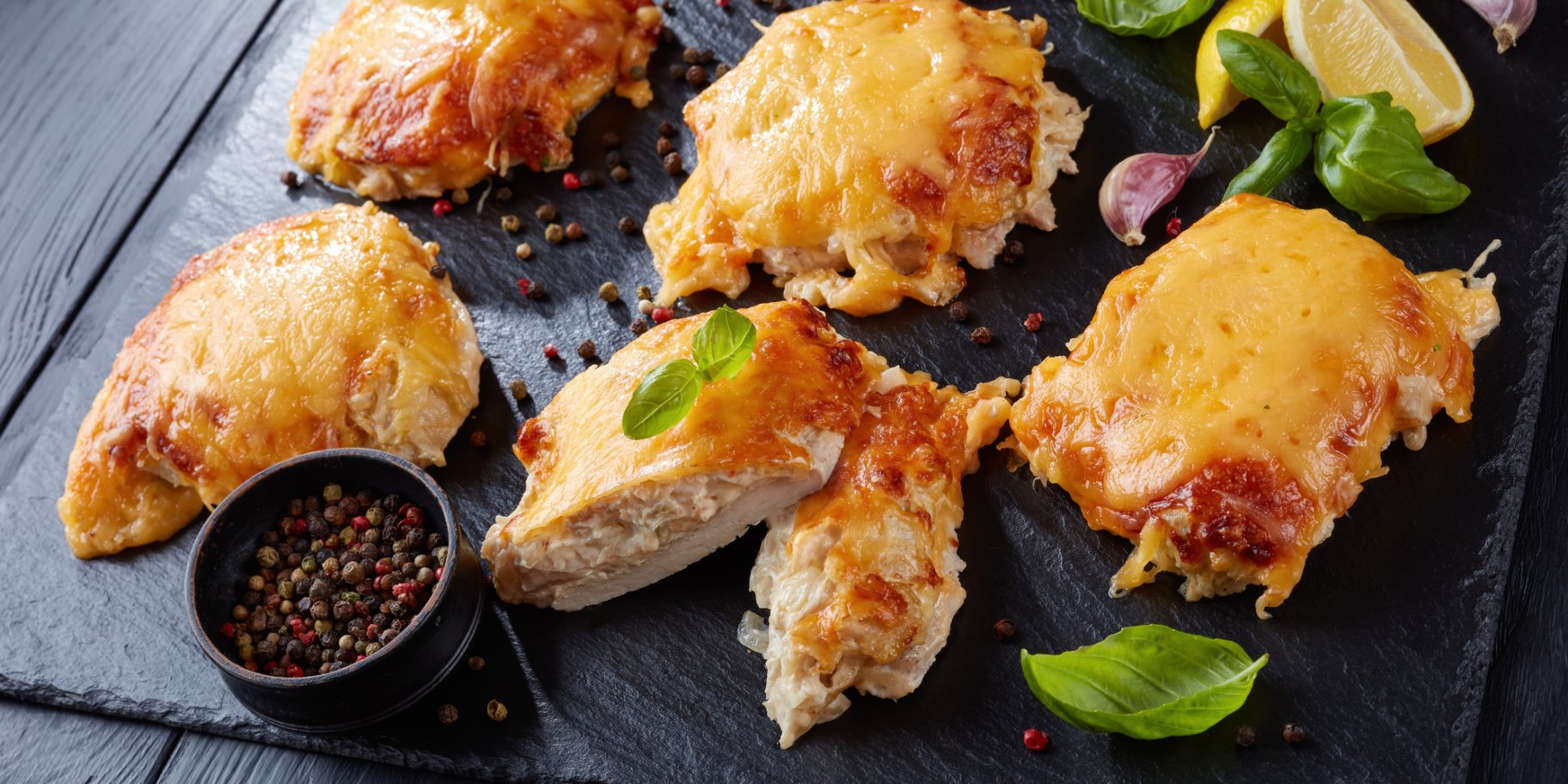 Свинячі відбивні під картопляною шубою