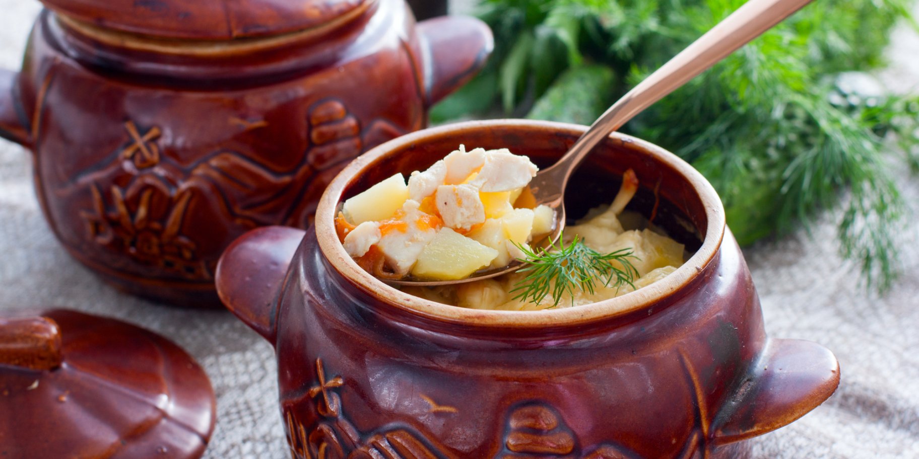 Уха под крышечкой из теста в горшке