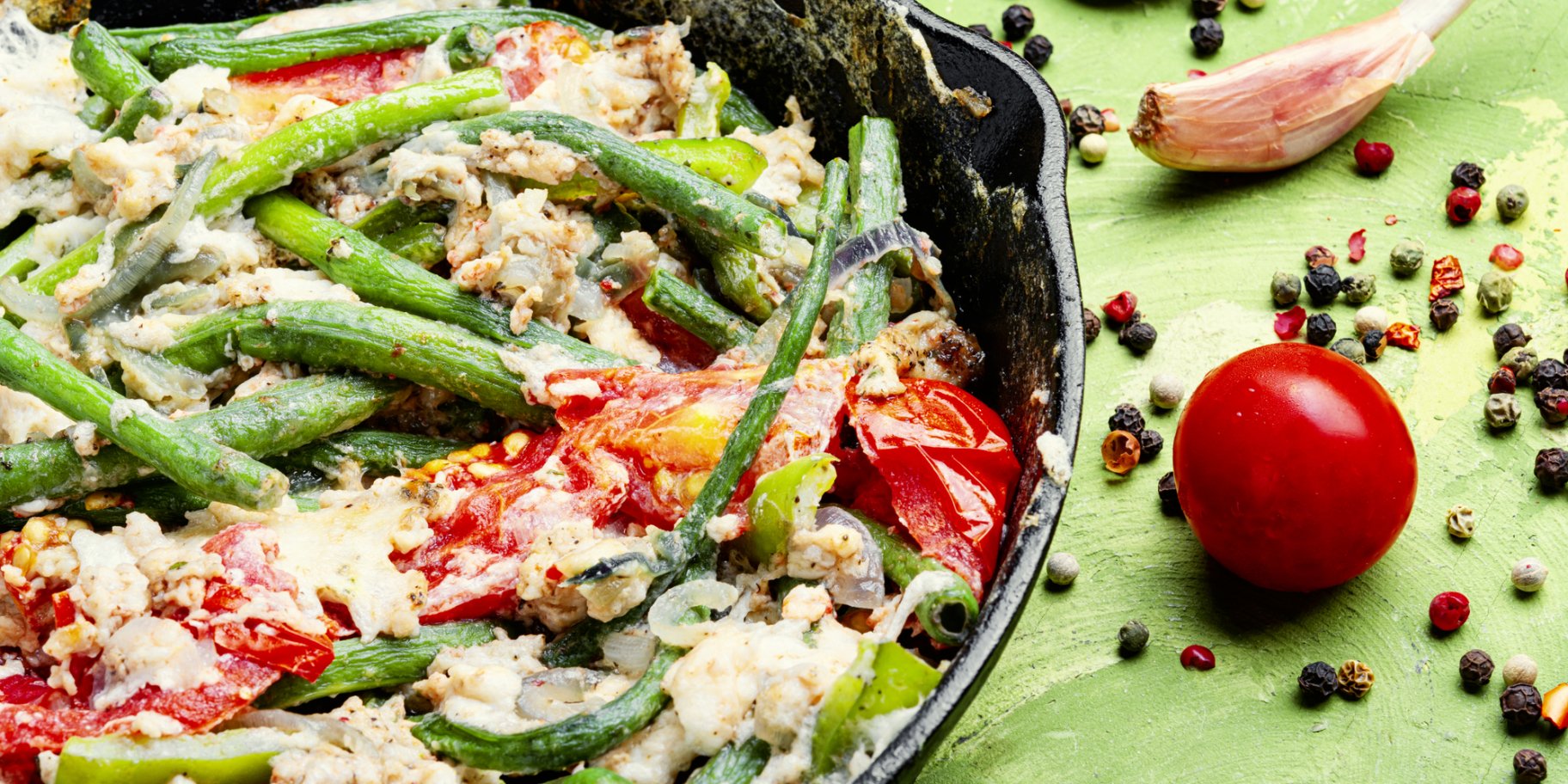 Яичница со спаржевой фасолью и сыром