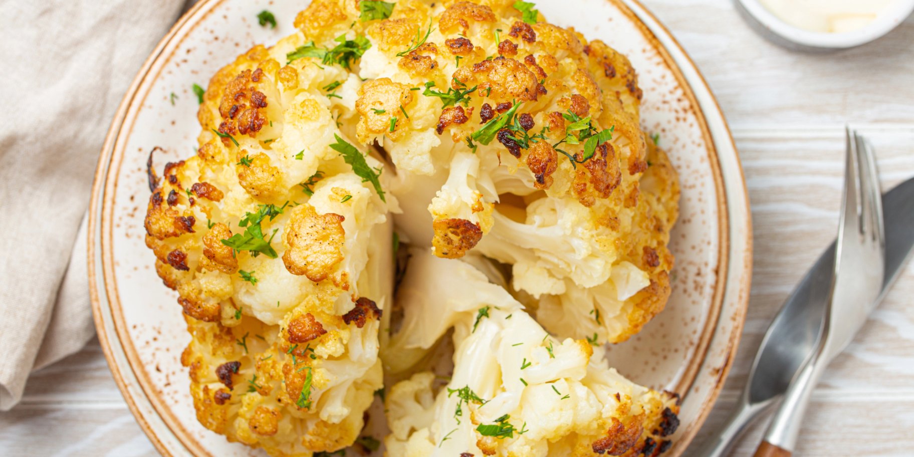 Броколі та цвітна капуста під сирним соусом