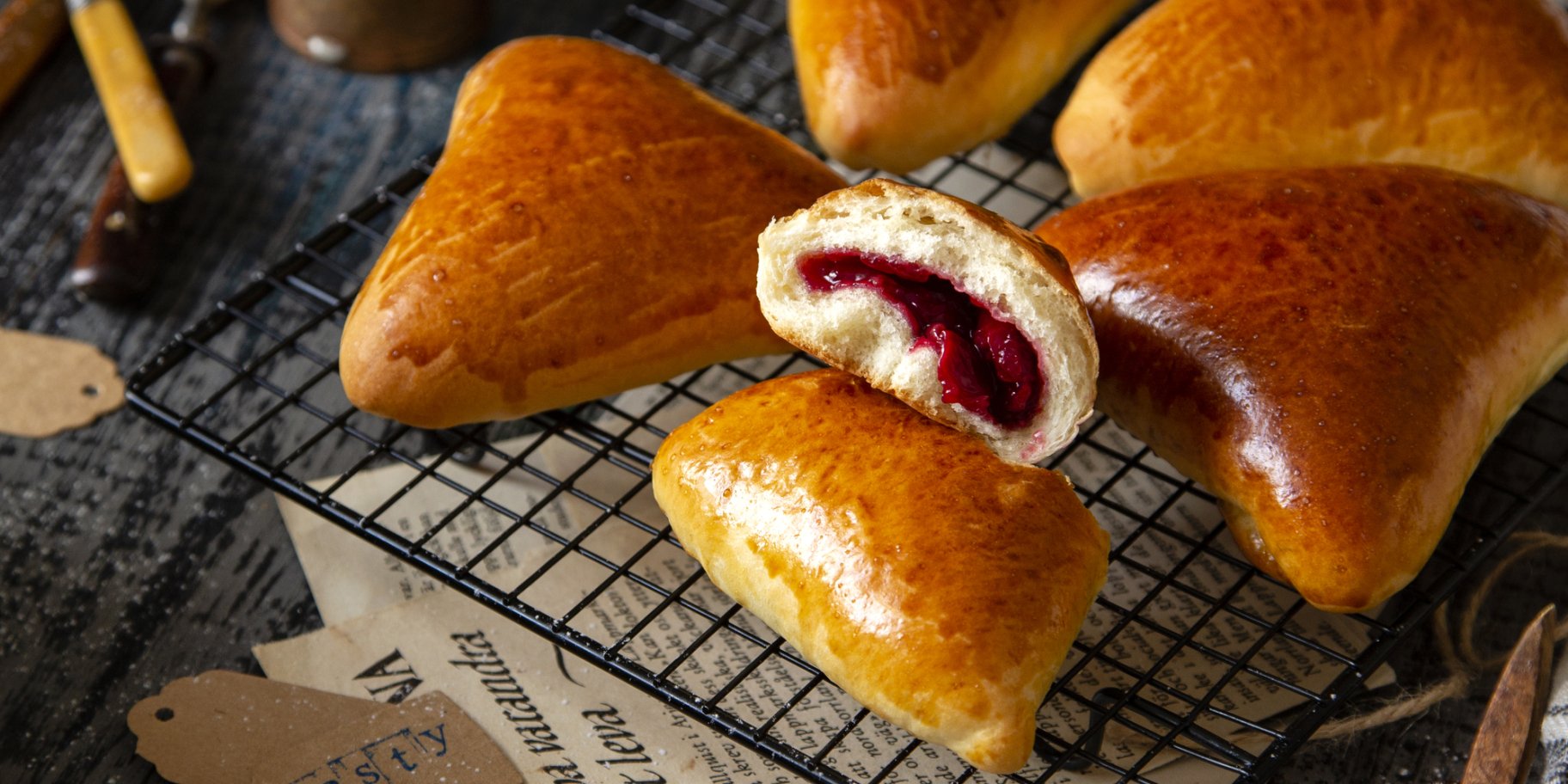 Булочки з вишнею