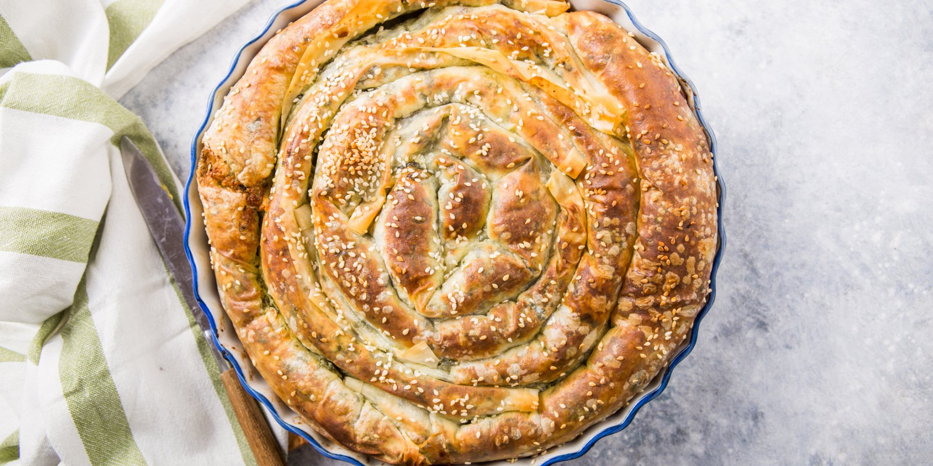 Пирог с сыром и шпинатом спанакопита из готового теста