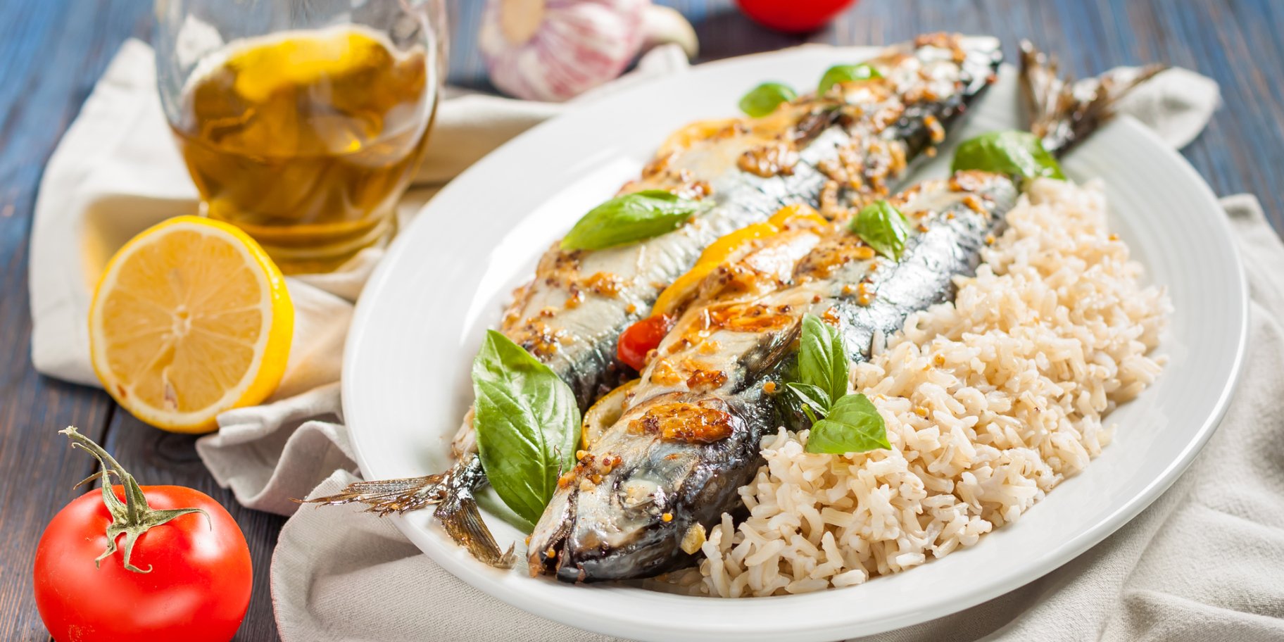 Запеченная скумбрия с помидорами