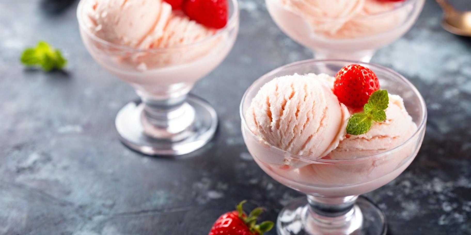 Морозиво з полуничним лікером