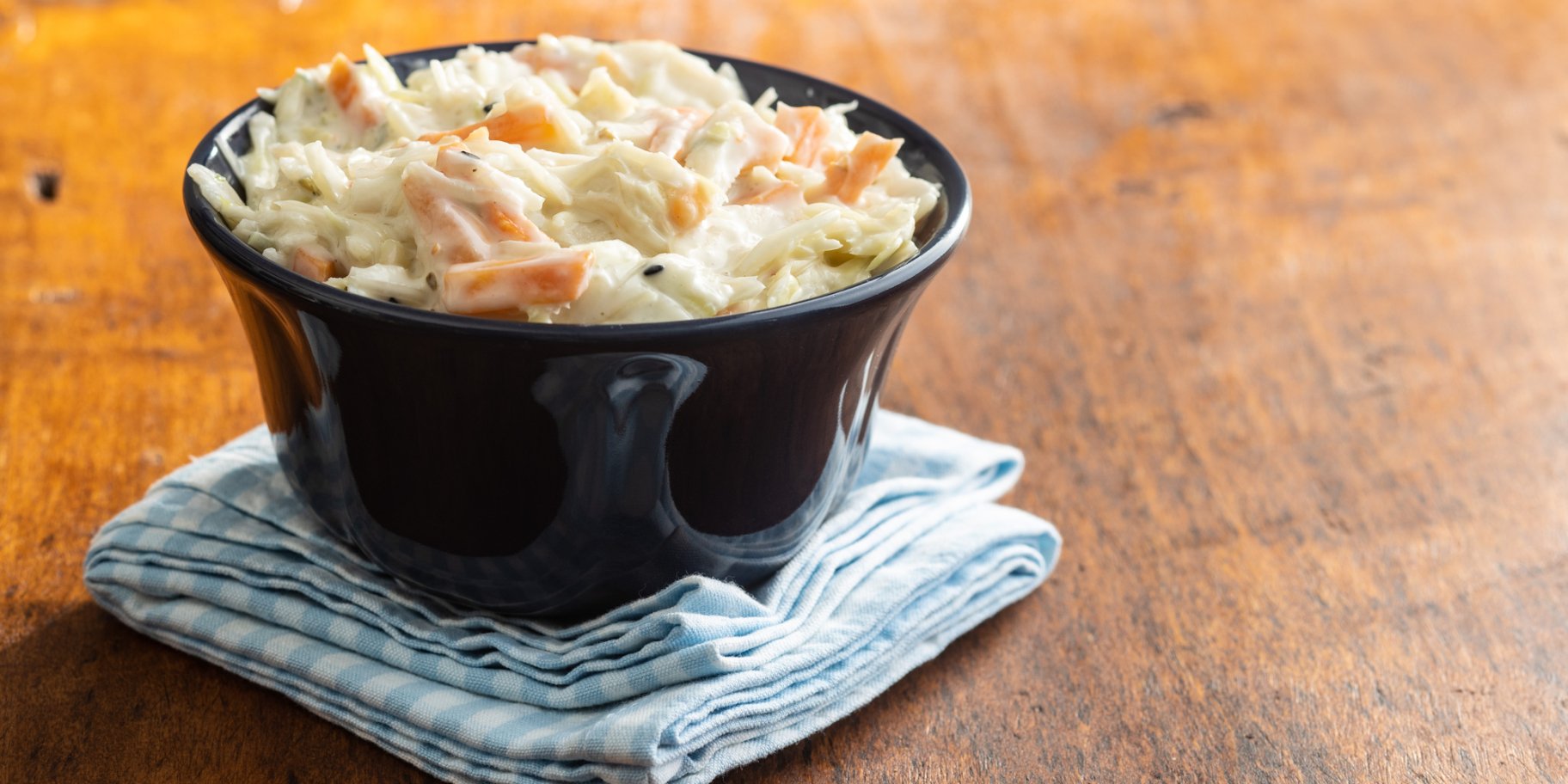 Салат з молодою капустою і беконом