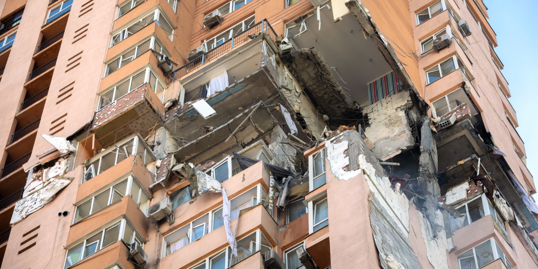Пошкоджений багатоповерховий будинок у Києві ракетою РФ