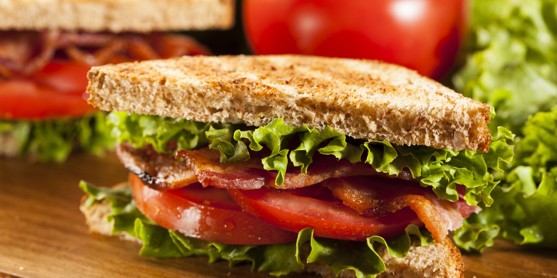 Сендвіч з беконом, латуком та томатами