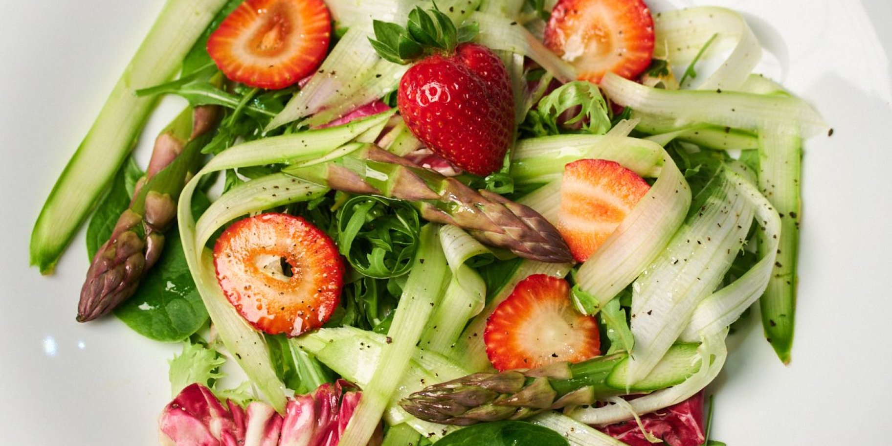 Салат со свежей спаржей и клубникой