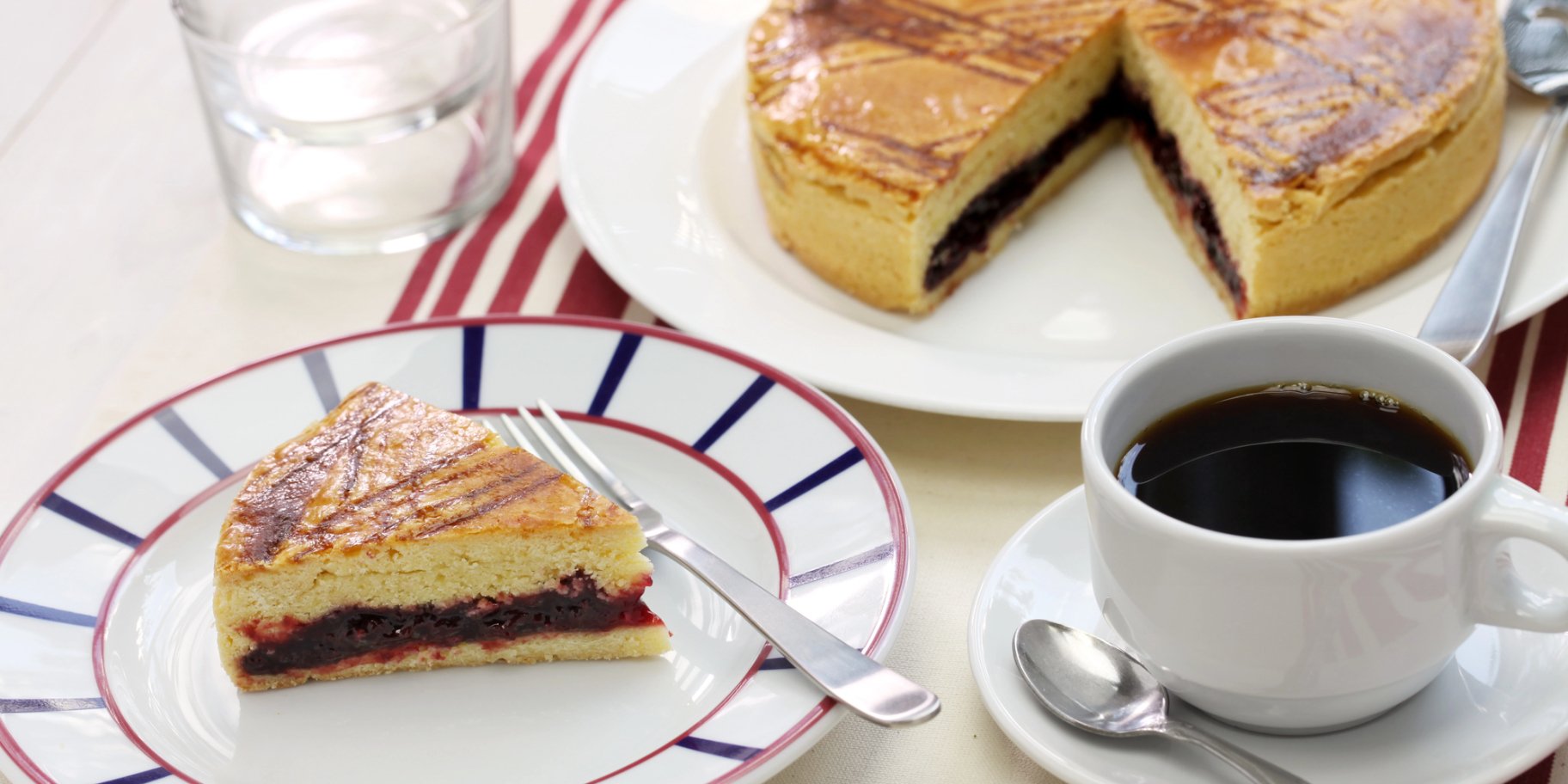 Баскський вишневий пиріг із заварним кремом