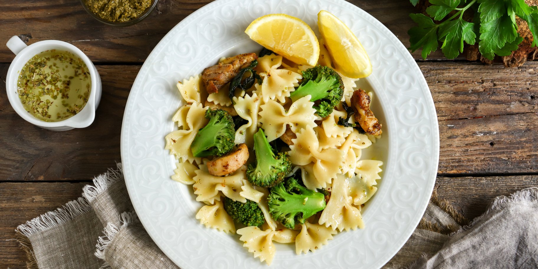 Фарфале з куркою і броколі