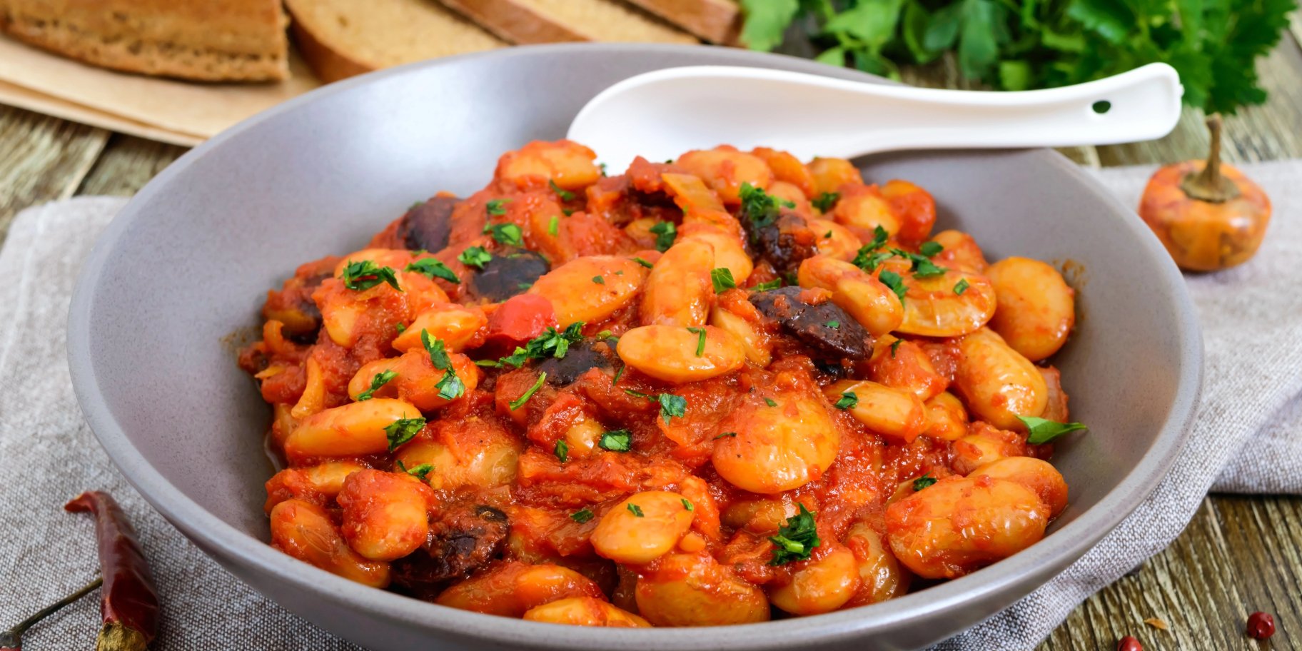 Тушкована квасоля з часником