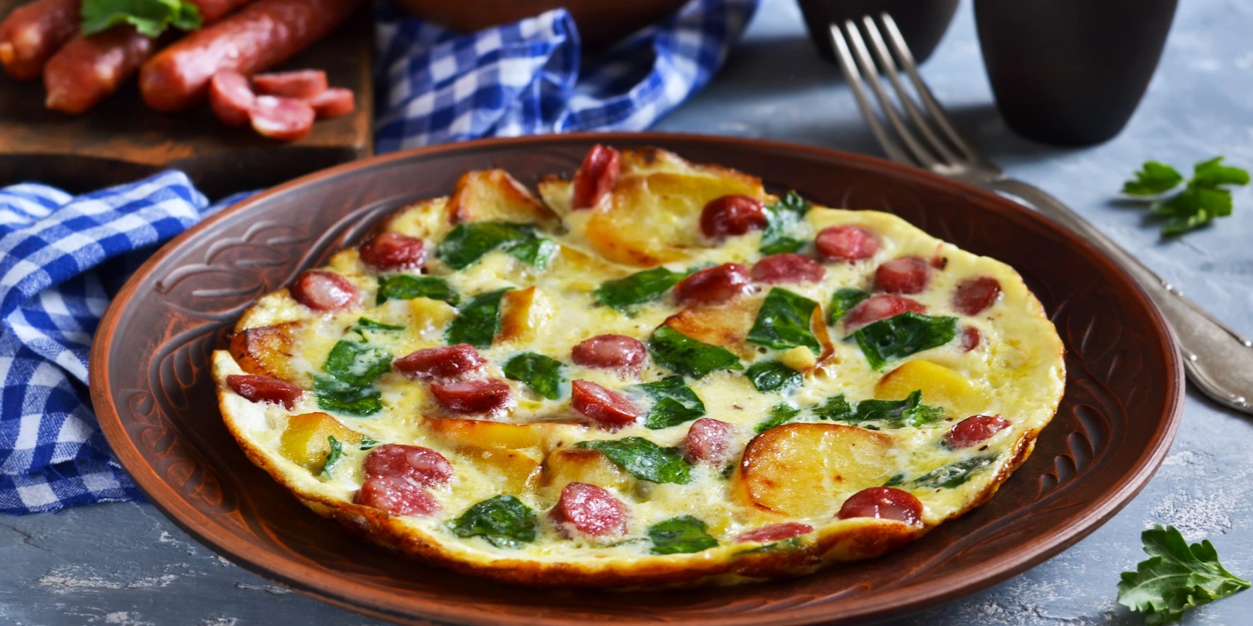 Омлет з картоплею і сосисками