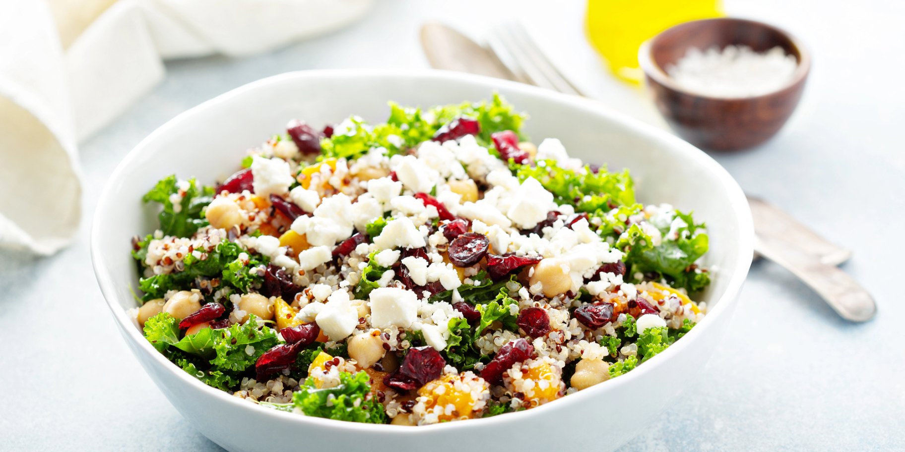 Середземноморський салат з кіноа, руколою та фетою