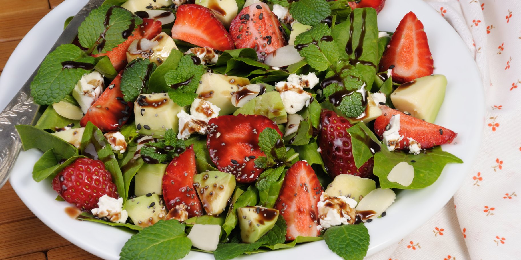 Салат с клубникой, брынзой и авокадо