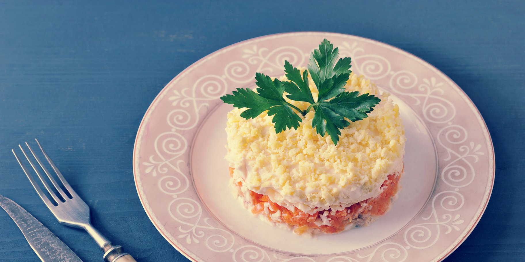 Святковий салат «Красуня» з куркою і твердим сиром