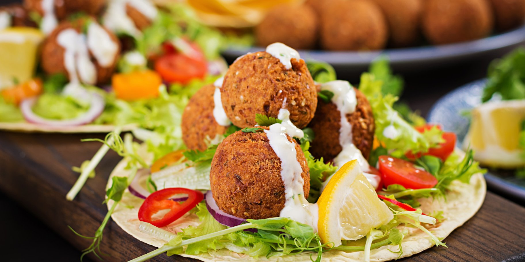 Фалафель с соусом на тортилье