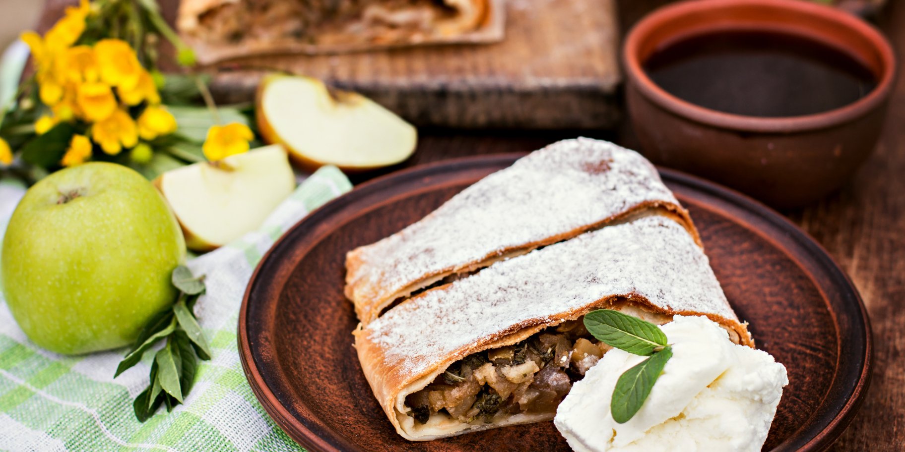 Яблочно-ревеневый штрудель