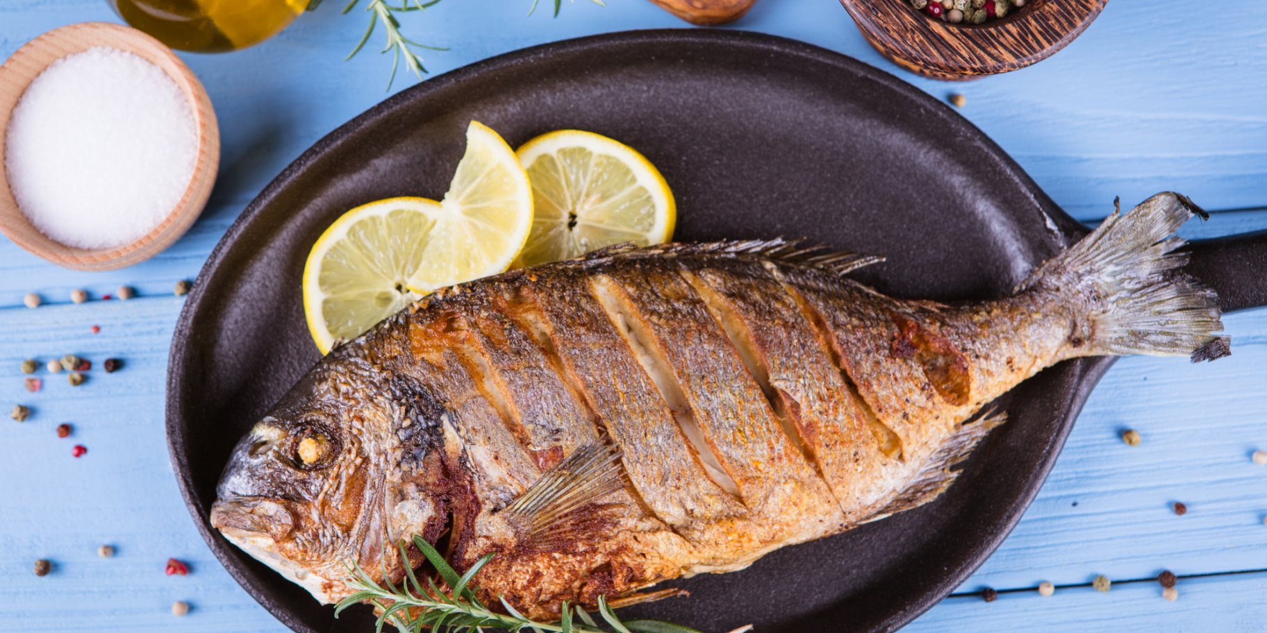 Дорадо на сковороді