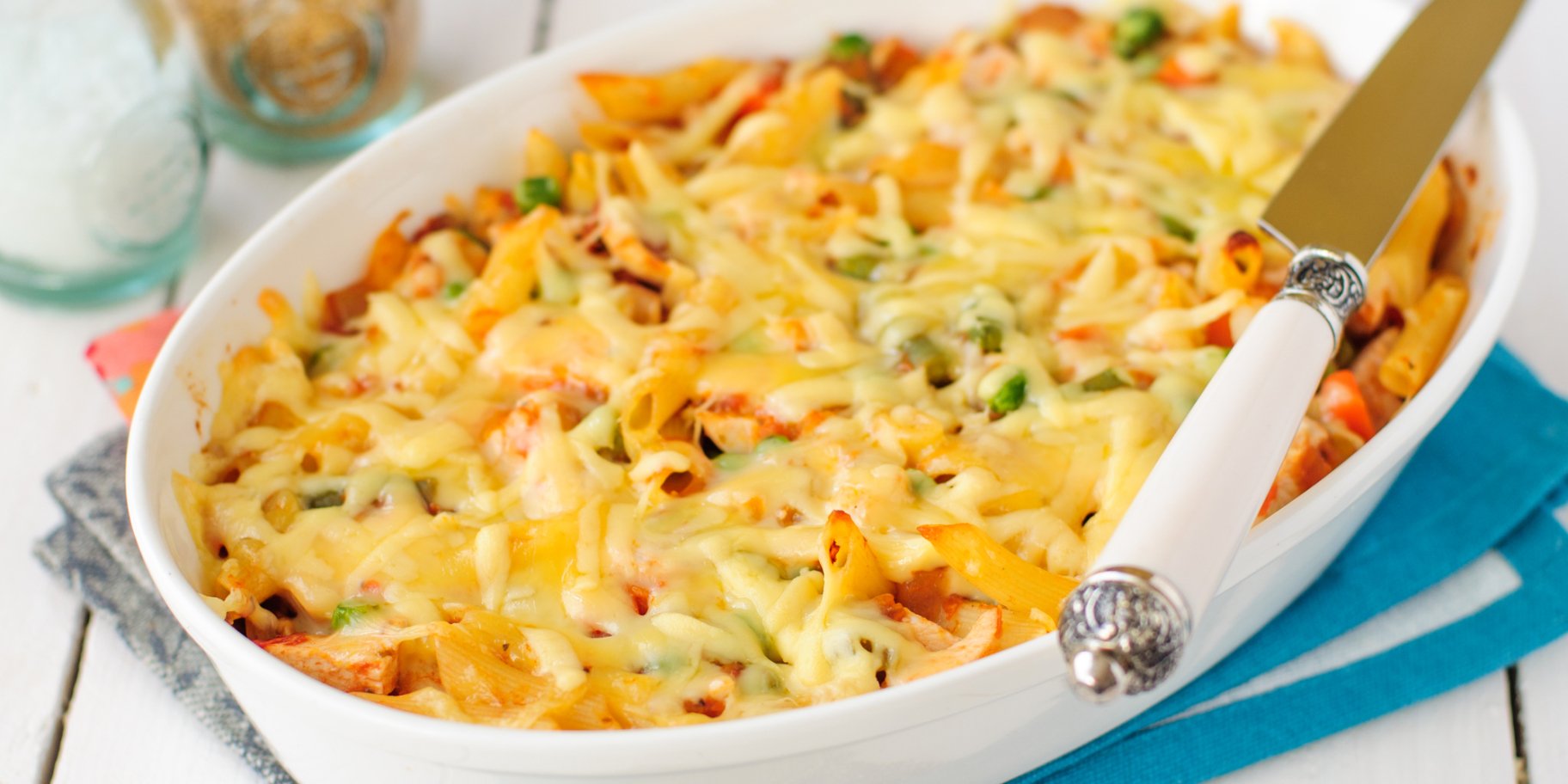 Запечені макарони з шинкою і горошком