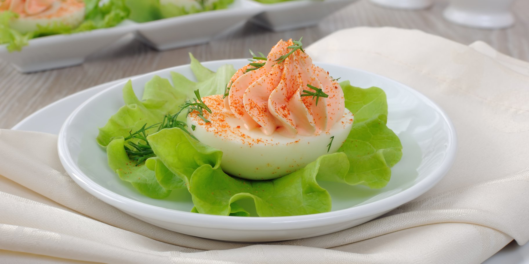 Фаршировані яйця з лососем