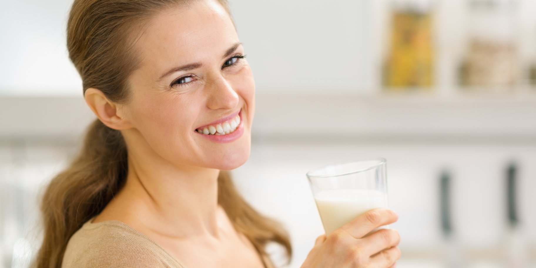 Жінка п'є молоко