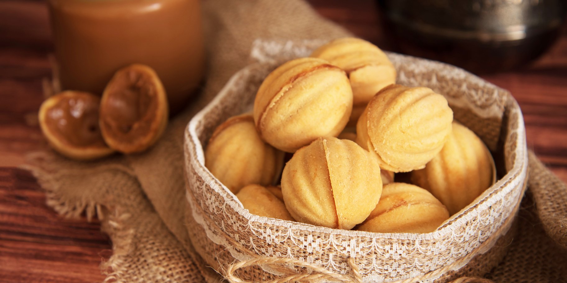 Орешки с вареной сгущенкой